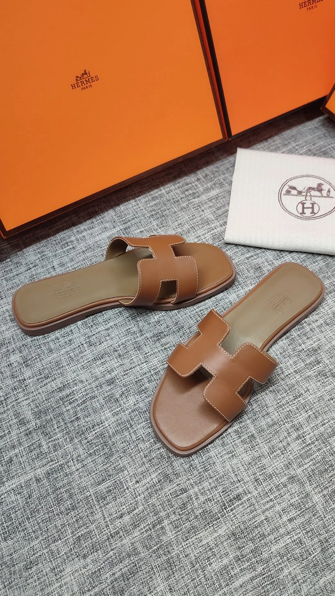 👟👟Ex-factory price P480👟👟 Women's shoe factory Hermes 💖The latest official website is updated at the same time. Premium quality upgraded version of slippers 1:1 production. Fabric: Made of counter cowhide fabric. Inner foot pads: Customized sheepskin [oversea order. The outsole is made of simulated leather non-slip rubber outsole. Regardless of the version or workmanship, it is the best among rubber soles. Color Black White Brown Total 3 colors, code number 35---40, flat bottom